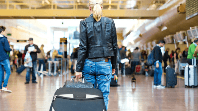 Stylish Airplane Outfits for Comfortable Travel 1 airplane outfits